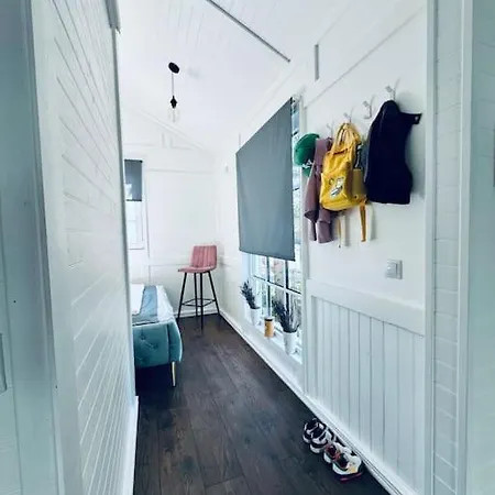 Villa Keskvaeljakul Asuv Hubane Maja *