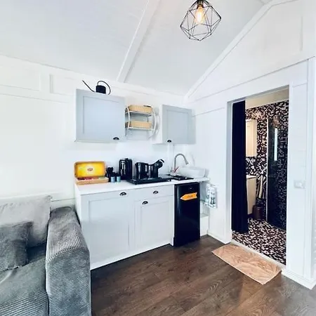 Keskvaeljakul Asuv Hubane Maja Villa *