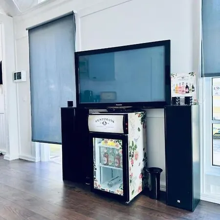 Villa Keskvaeljakul Asuv Hubane Maja *