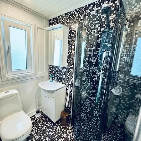 Villa Keskvaeljakul Asuv Hubane Maja *