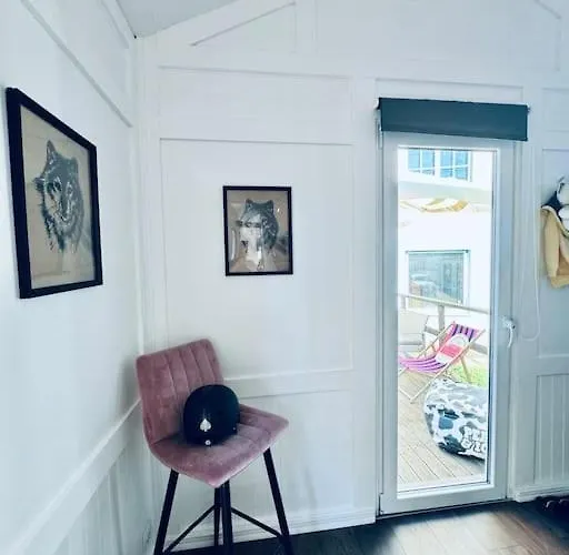 Keskvaeljakul Asuv Hubane Maja Willa *