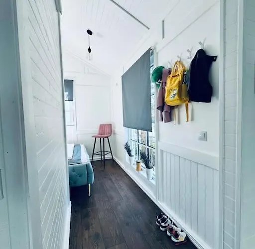 Willa Keskvaeljakul Asuv Hubane Maja *