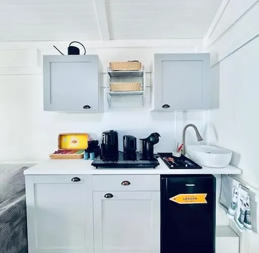 Keskvaeljakul Asuv Hubane Maja * Võsu