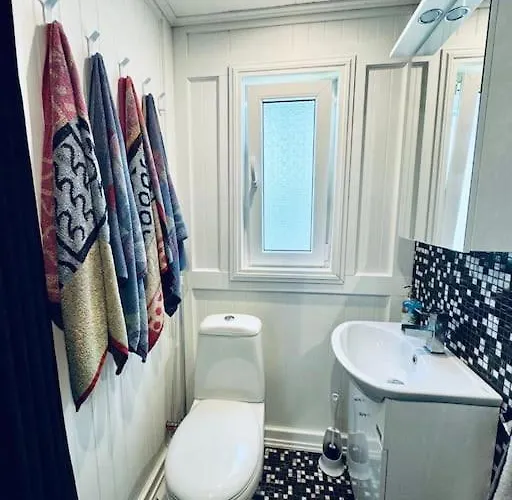 Willa Keskvaeljakul Asuv Hubane Maja Võsu