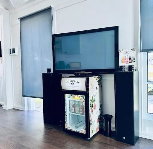 Willa Keskvaeljakul Asuv Hubane Maja *