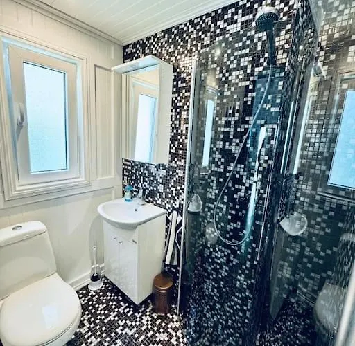 Willa Keskvaeljakul Asuv Hubane Maja *